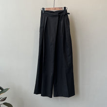 pleated-wide-leg-trousers — Black